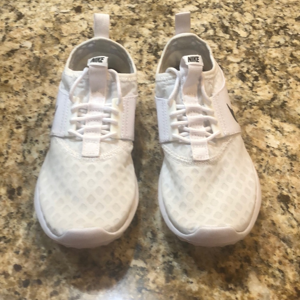 Nike slip on tennis shoes